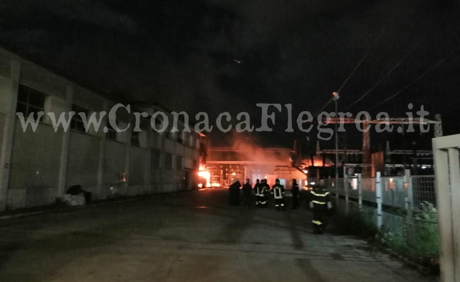 Esplosione e incendio nella centrale elettrica: paura a Pozzuoli – LE FOTO