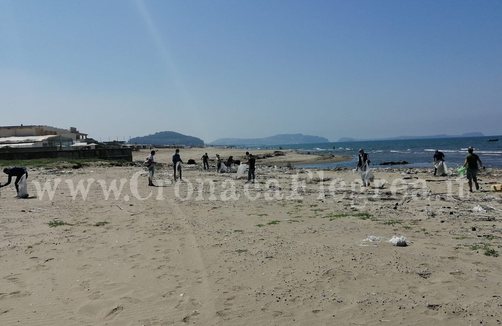 Volontari in azione: ripulita la spiaggia di Licola Mare – LE FOTO