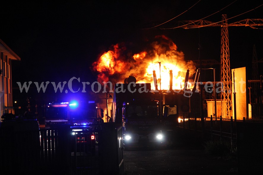 Brucia ancora la centrale elettrica a Pozzuoli «E’ difficile domare le fiamme»