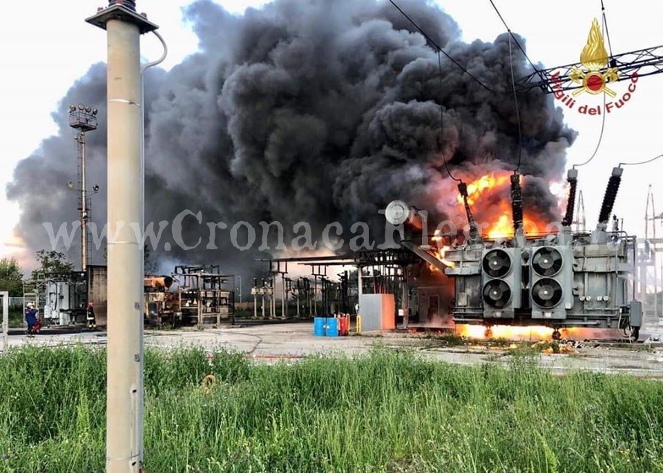 Centrale Enel in fiamme a Pozzuoli: l’incendio domato dopo oltre 12 ore – LE FOTO
