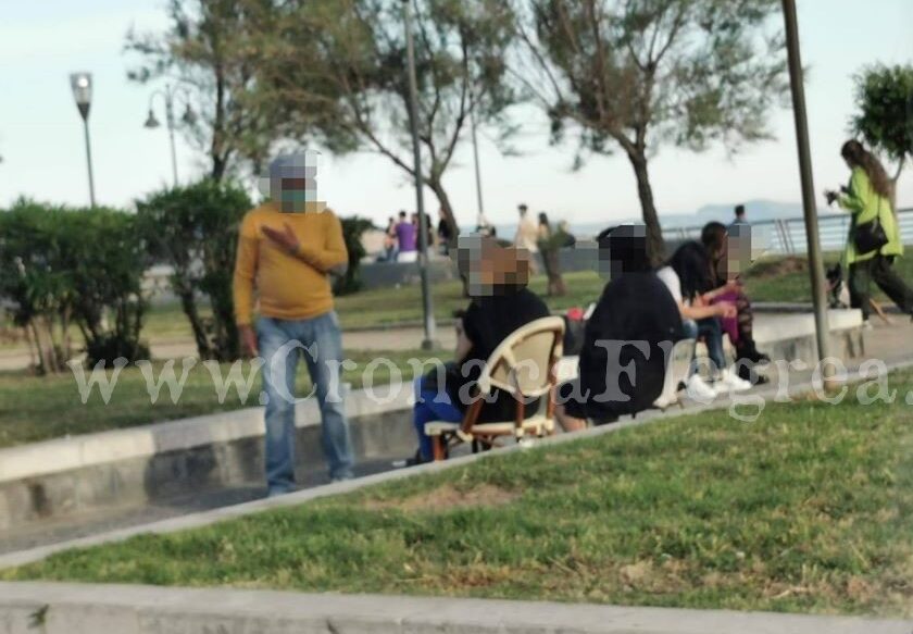 Gente ovunque a Pozzuoli, tavolate e partite: il sindaco richiude tutto – LE FOTO