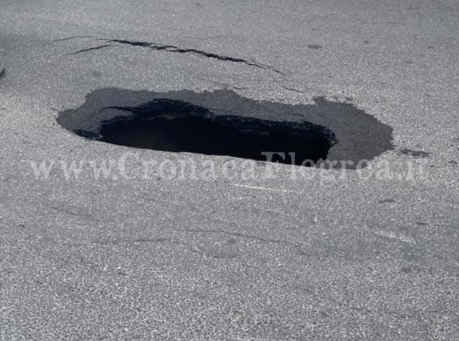QUARTO/ Perdita idrica, si apre una voragine al centro della strada