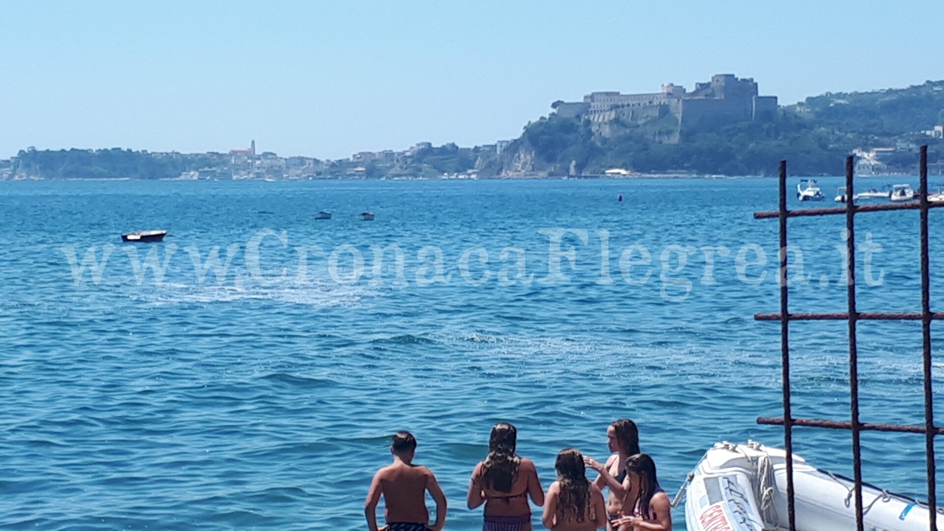 I LETTORI SEGNALANO/ «Chiazza di natura dubbia in mare ad Arco Felice»