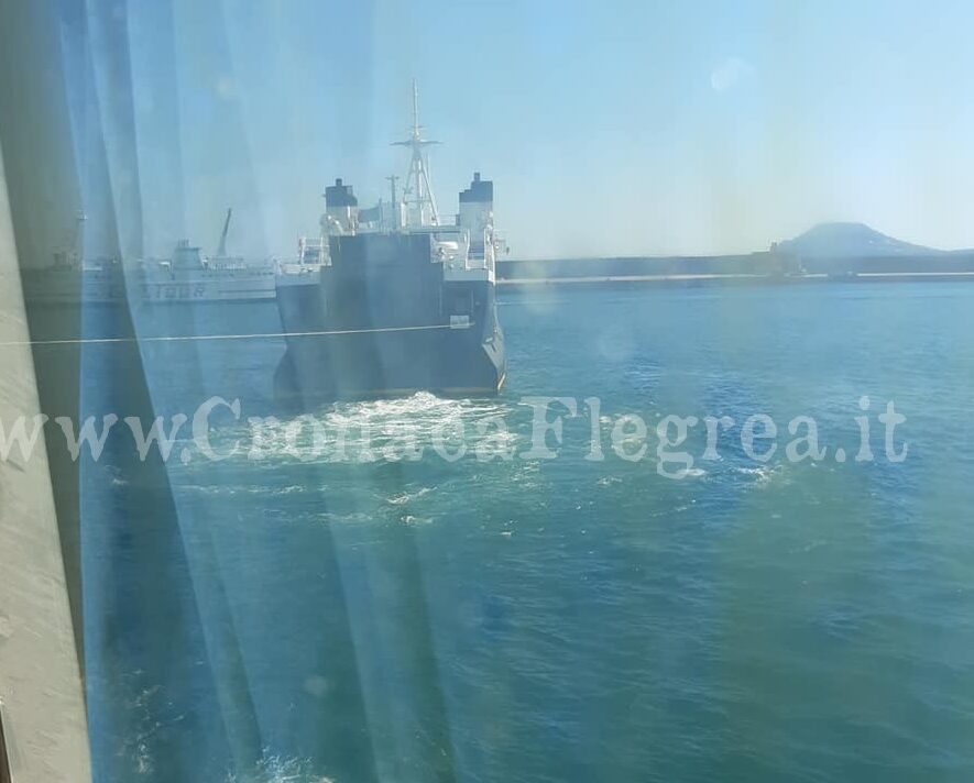 Traghetto si incaglia nel porto di Pozzuoli: proteste a bordo