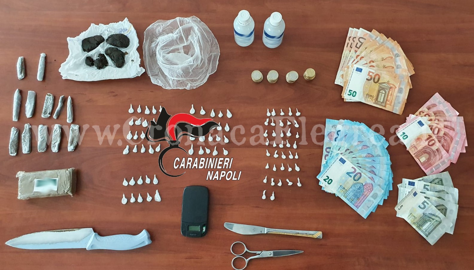 Vendeva droga in casa: arrestata casalinga-pusher