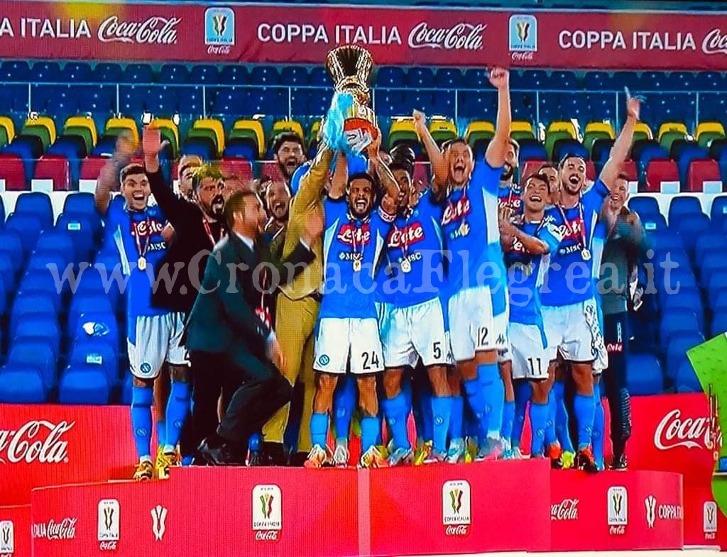 Il Napoli vince la Coppa Italia: fuochi d’artificio e caroselli d’auto a Pozzuoli