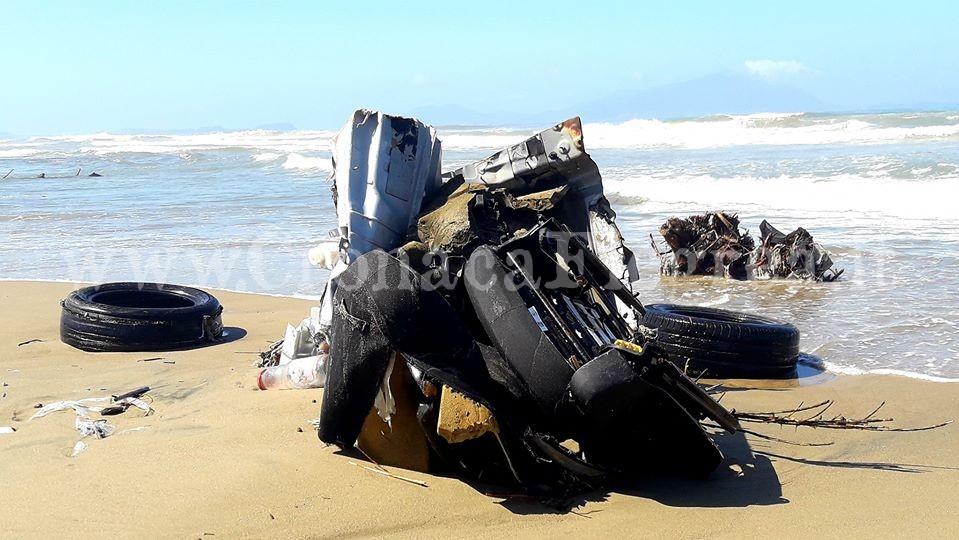 Spiaggia invasa da rifiuti di ogni genere: disastro ambientale a Licola Mare – LE FOTO