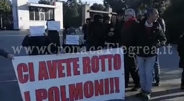 Aria irrespirabile a Licola, monta la protesta: «Dove sono le centraline promesse da Figliolia?»