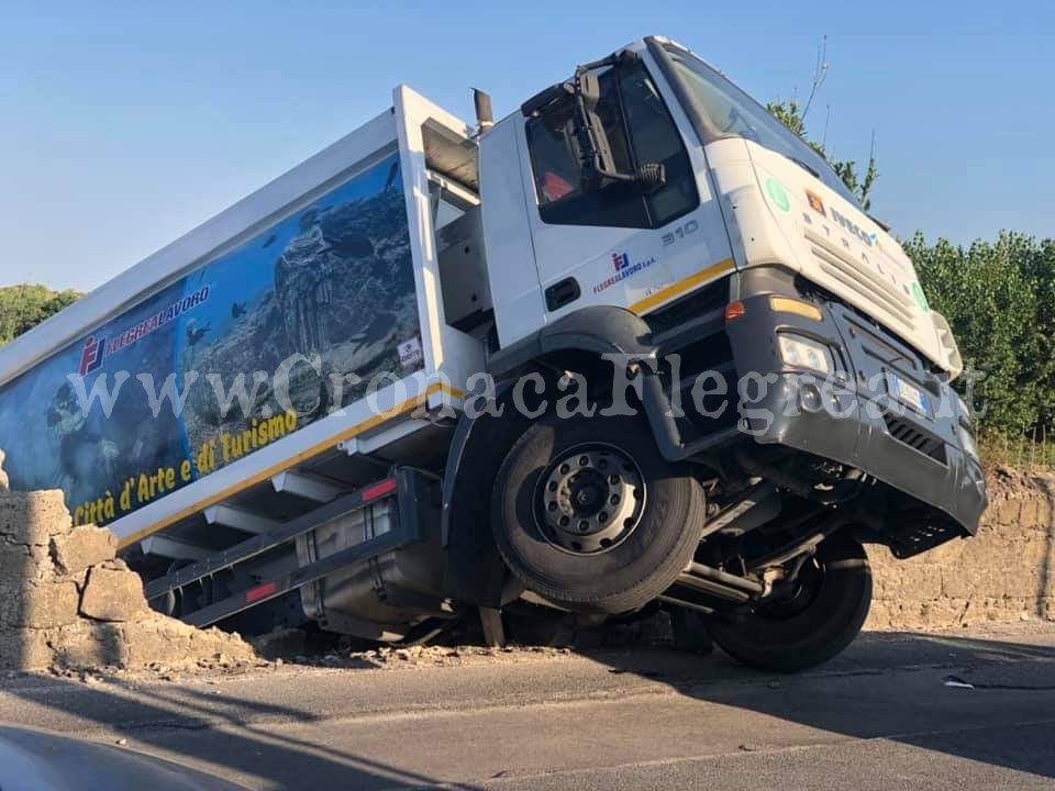 BACOLI/ Camion dei rifiuti sfonda un muro e precipita in una campagna – LE FOTO