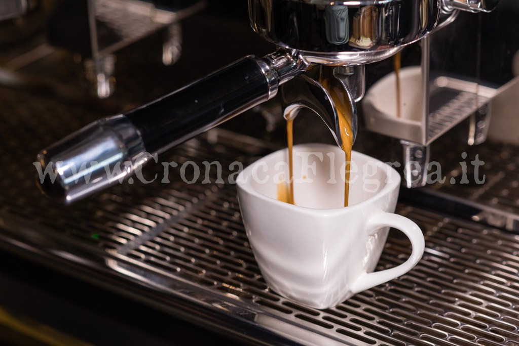 Caffè notturno al bar: 7 sanzioni e locale chiuso