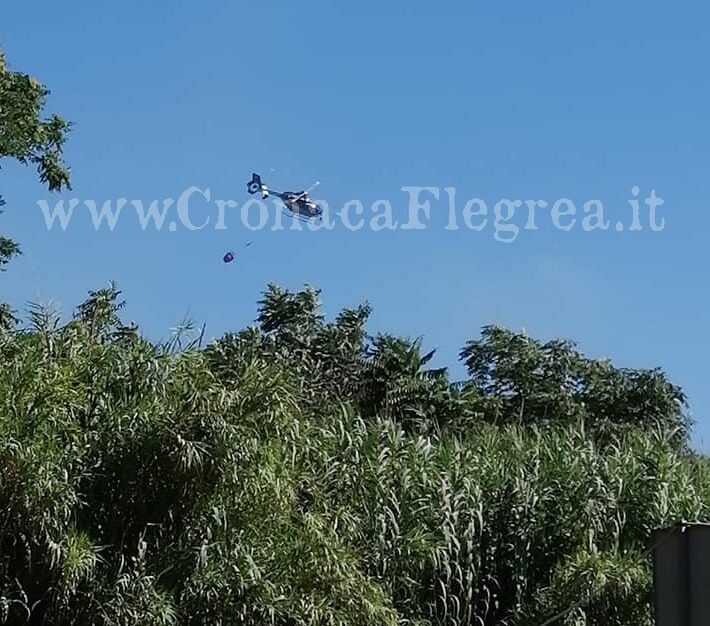 ULTIM’ORA/ Incendio a Pozzuoli, in azione 2 elicotteri e mezzi dei vigili del fuoco – LE FOTO