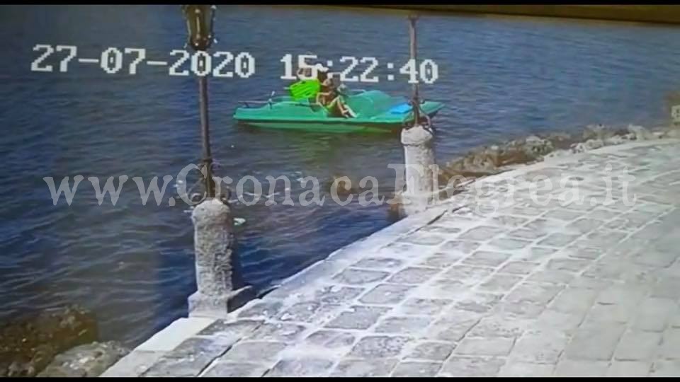 BACOLI/ In giro con il pedalò nel lago Fusaro, denunciata una donna – LA FOTO