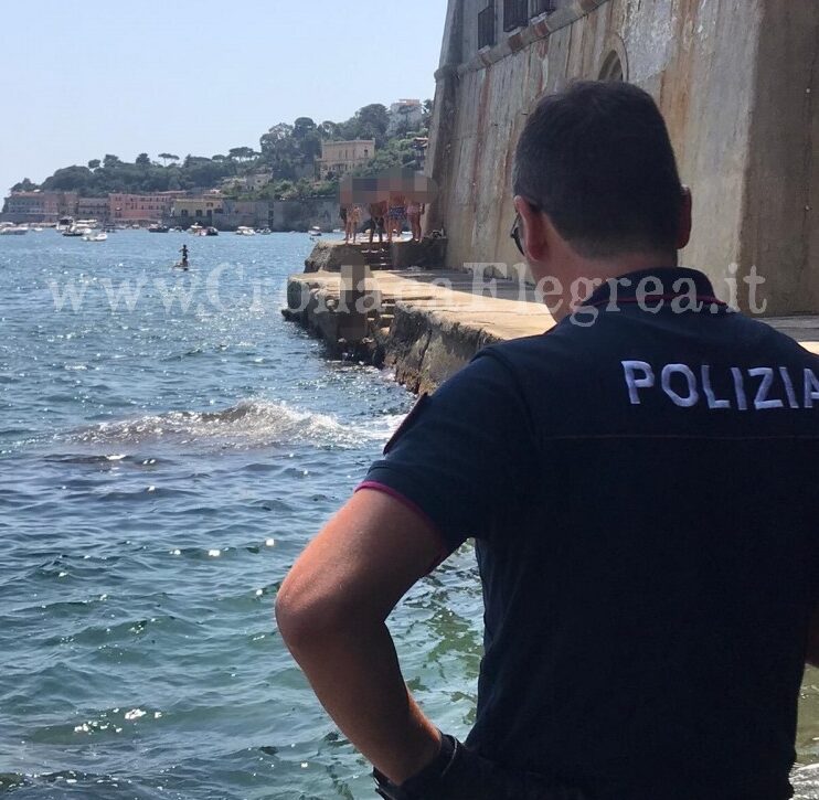 Gira nudo in spiaggia tra i bagnanti: arrestato