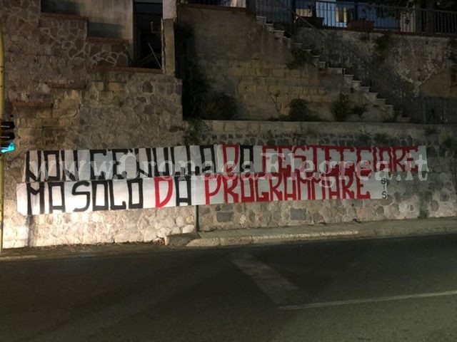 Striscione dei tifosi della Puteolana contro i festeggiamenti per la serie D