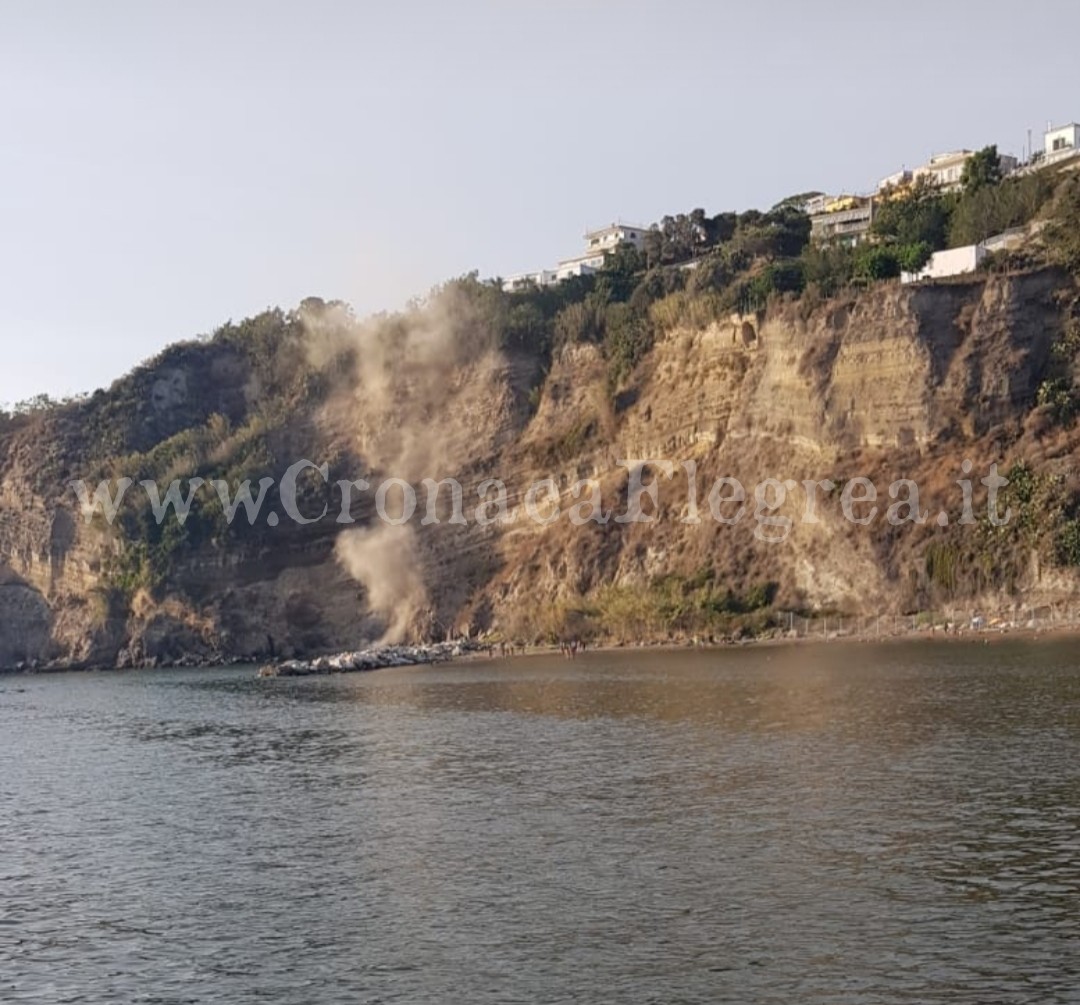 MONTE DI PROCIDA/ Frana ad Acquamorta, detriti a pochi passi dai bagnanti – LA FOTO