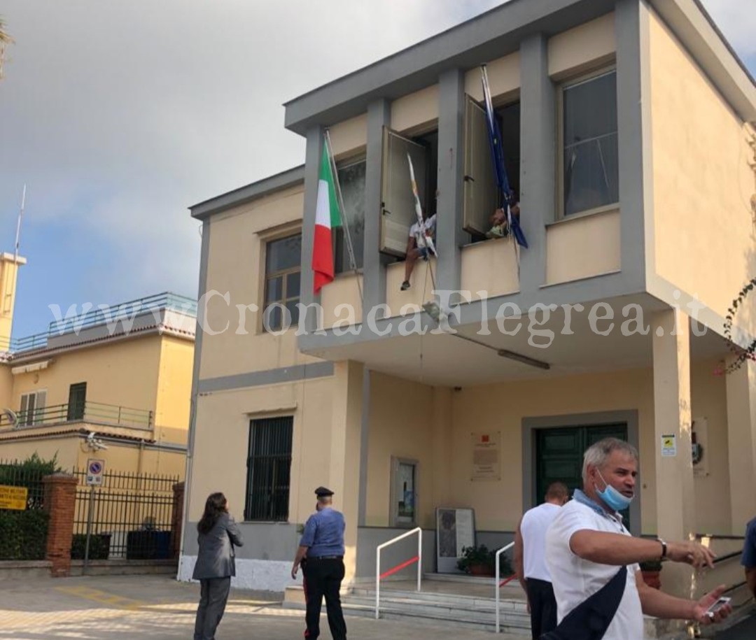 «Assunzioni irregolari» Caos a Bacoli, occupato l’ufficio del sindaco
