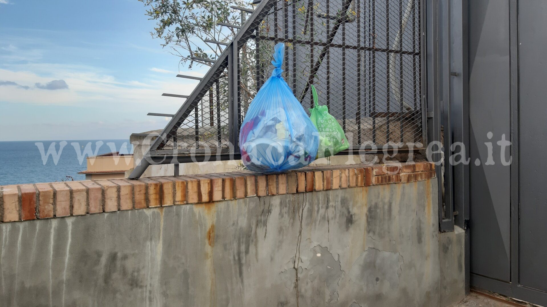 I LETTORI SEGNALANO/ «Buste piene di “monnezza” per accogliere i visitatori del Rione Terra»