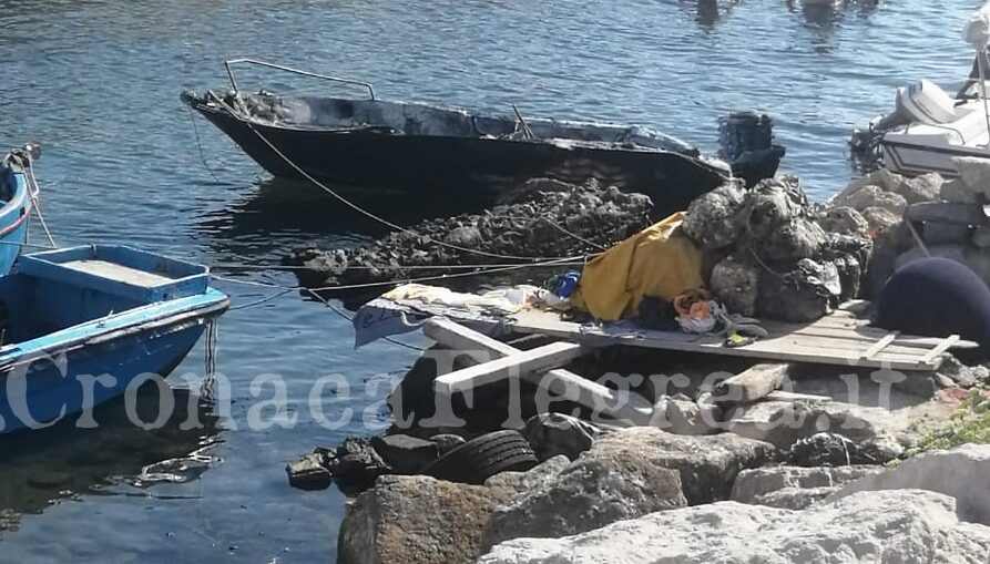 Un tentativo di estorsione dietro le risse di via Napoli: nella notte incendiata una barca