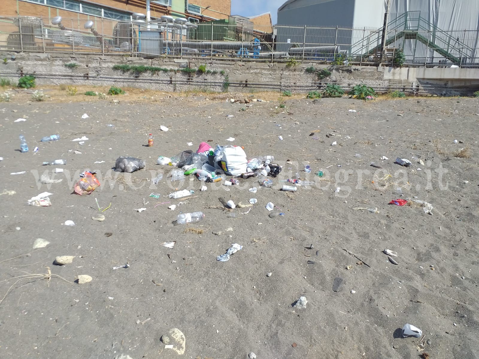 POZZUOLI/ Incivili scatenati a Ferragosto abbandonano rifiuti sulla spiaggia – LE FOTO