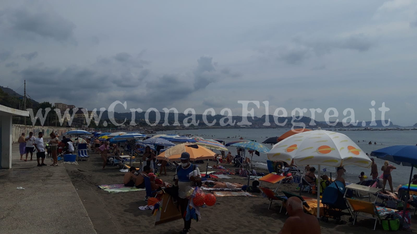 A Lucrino il «fiore all’occhiello» delle spiagge libere di Pozzuoli – LE FOTO