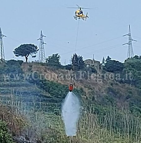 POZZUOLI/ Fiamme sulla Solfatara, elicottero in azione – LE FOTO