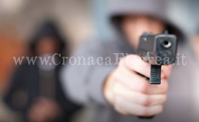 POZZUOLI/ Minaccia un negoziante con una pistola e si fa consegnare il denaro, arrestato