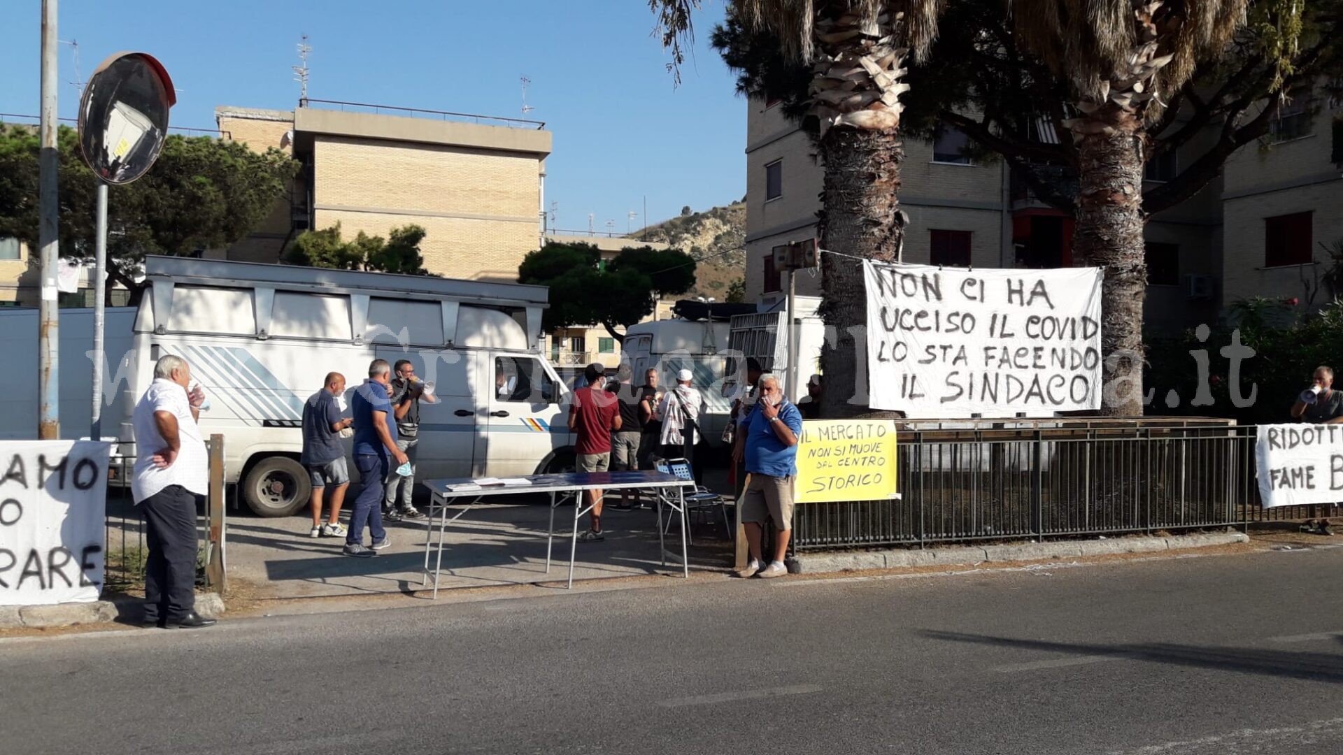POZZUOLI/ Mercato di via Roma, la protesta continua: sit-in all’ingresso del Comune