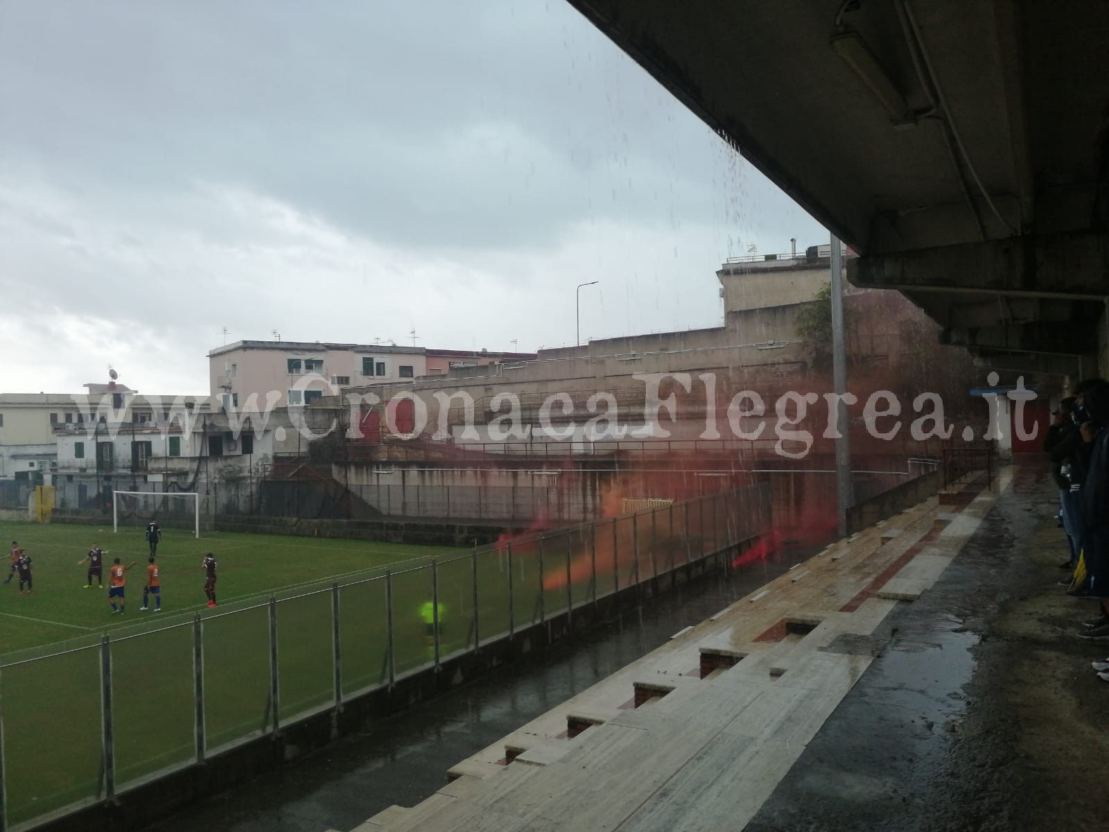 Fumogeni e una bomba carta in campo durante la partita Puteolana-Fasano – LE FOTO