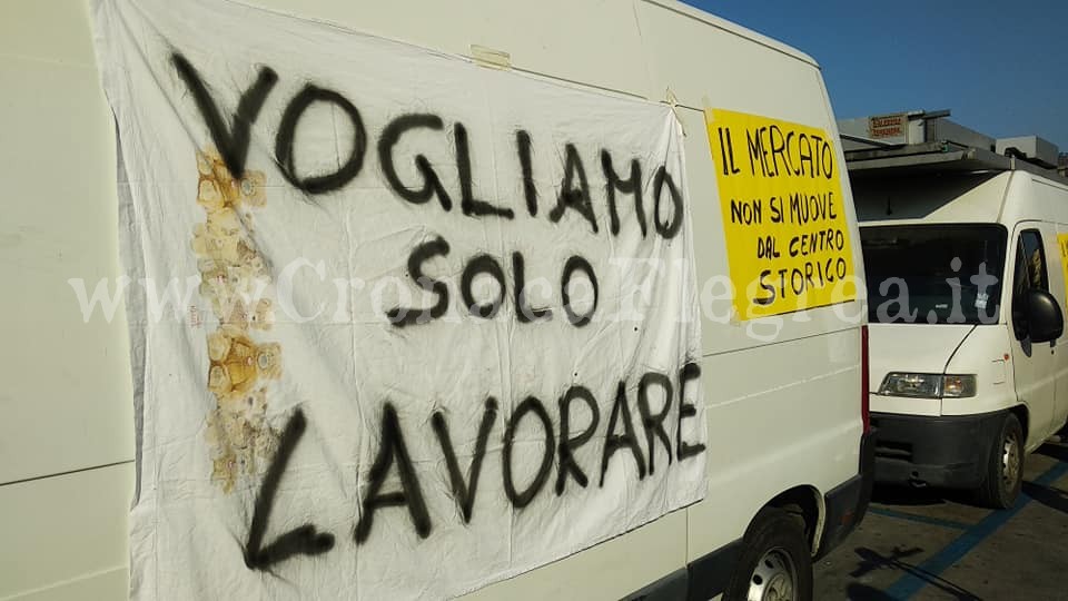POZZUOLI/ Gli ambulanti occupano l’area di via Roma: «A Monterusciello facciamo la fame»