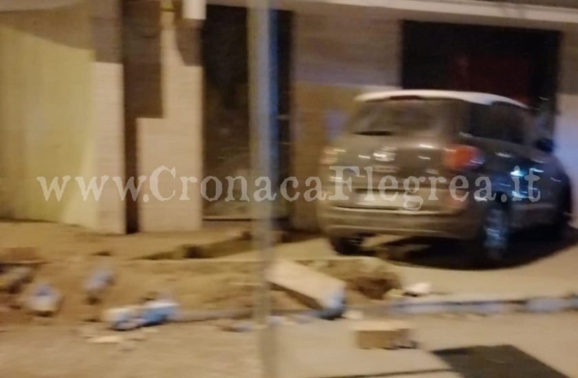 POZZUOLI/ Auto esce di strada e si schianta contro un negozio – LE FOTO