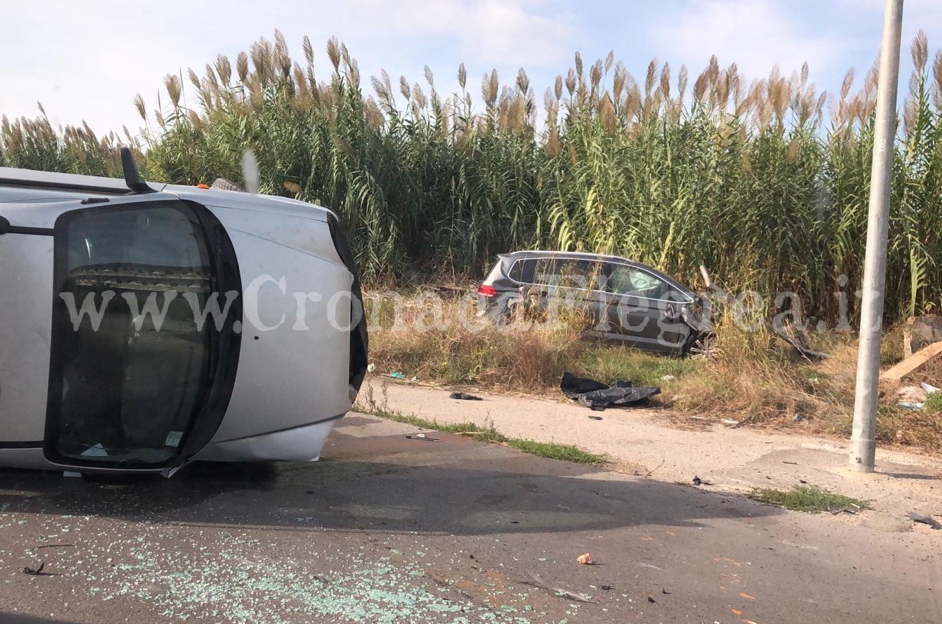 LICOLA/ Schianto sulla Domitiana: un’auto si ribalta – LE FOTO