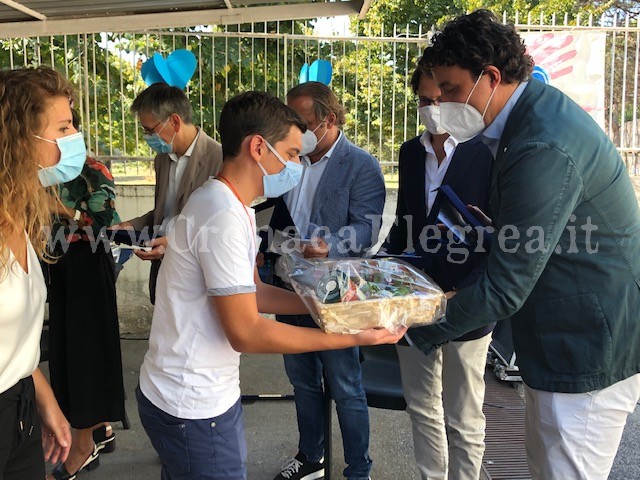 Chirurghi assunti all’ospedale di Pozzuoli donano 4mila euro di regali a ragazzi autistici