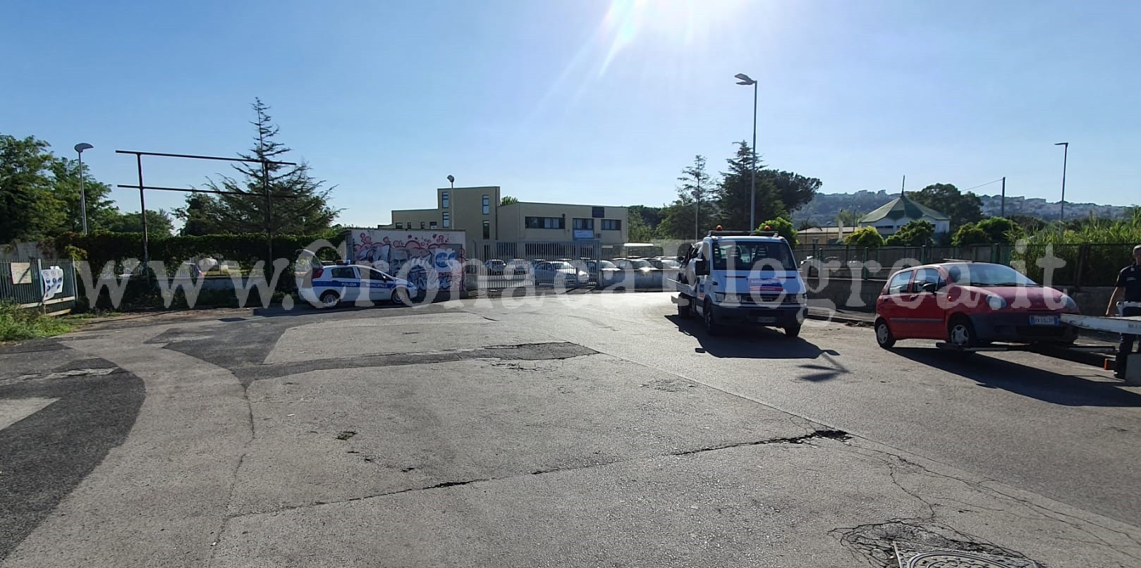 FOTONOTIZIA/ Rimosse le auto abbandonate davanti alla stazione della Circumflegrea di Licola