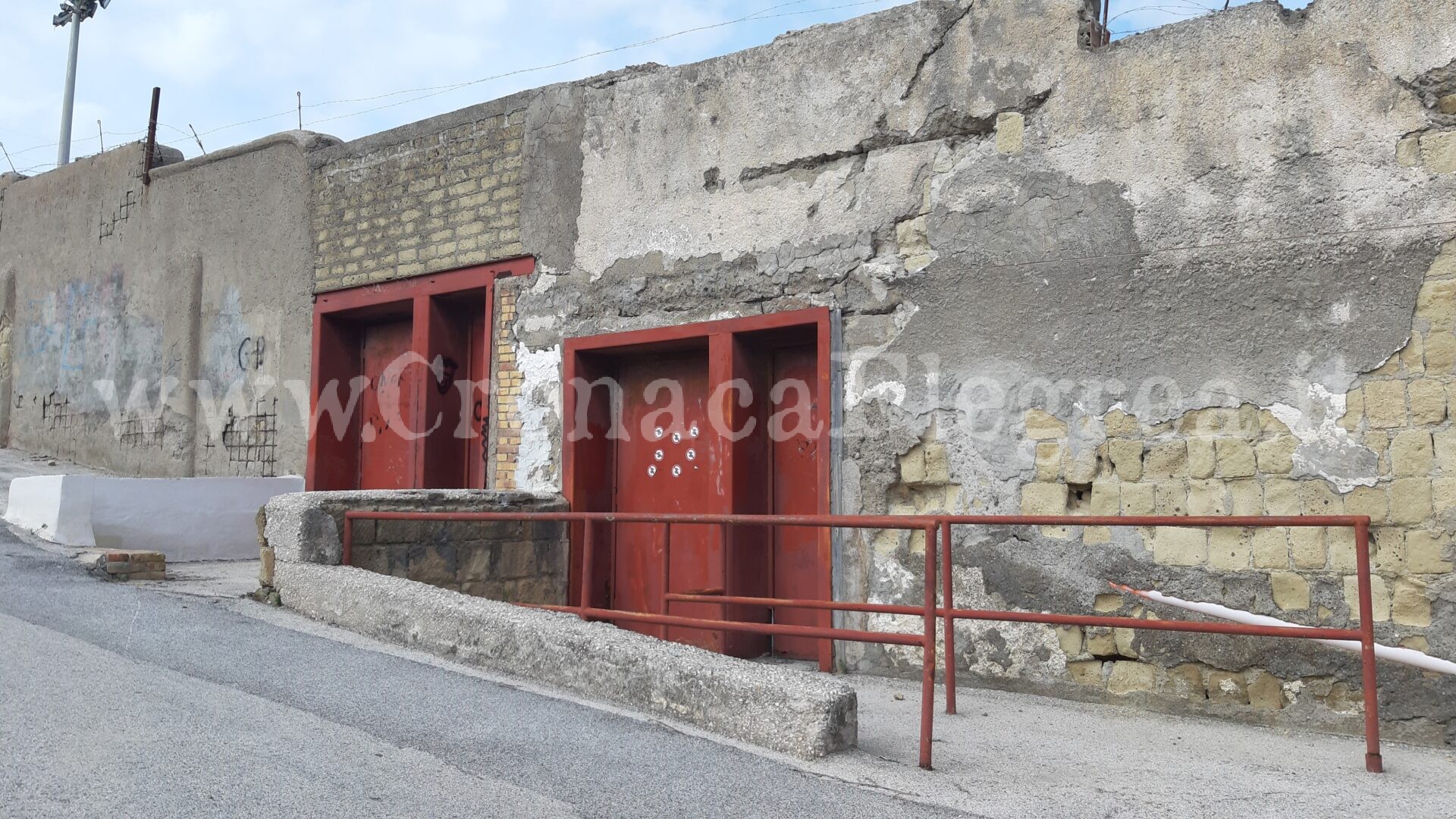 Fumogeni e petardi allo stadio di Pozzuoli: tifoso della Puteolana denunciato dalla Polizia