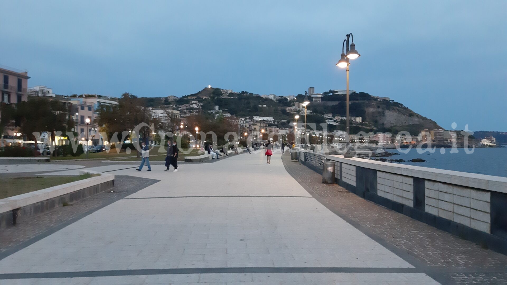 POZZUOLI/ Riaprono Lungomare, Darsena e Lago d’Averno. Restano chiusi parcheggi e mercati