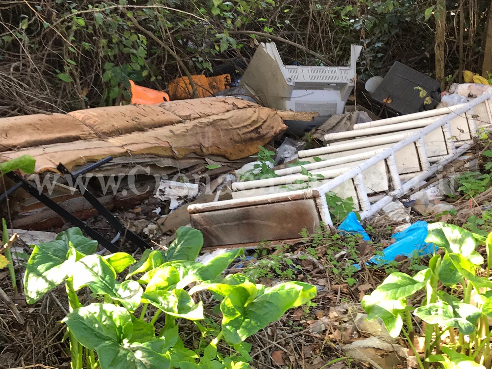 LO SCEMPIO/ Discarica a cielo aperto in via Trepiccioni – LE FOTO