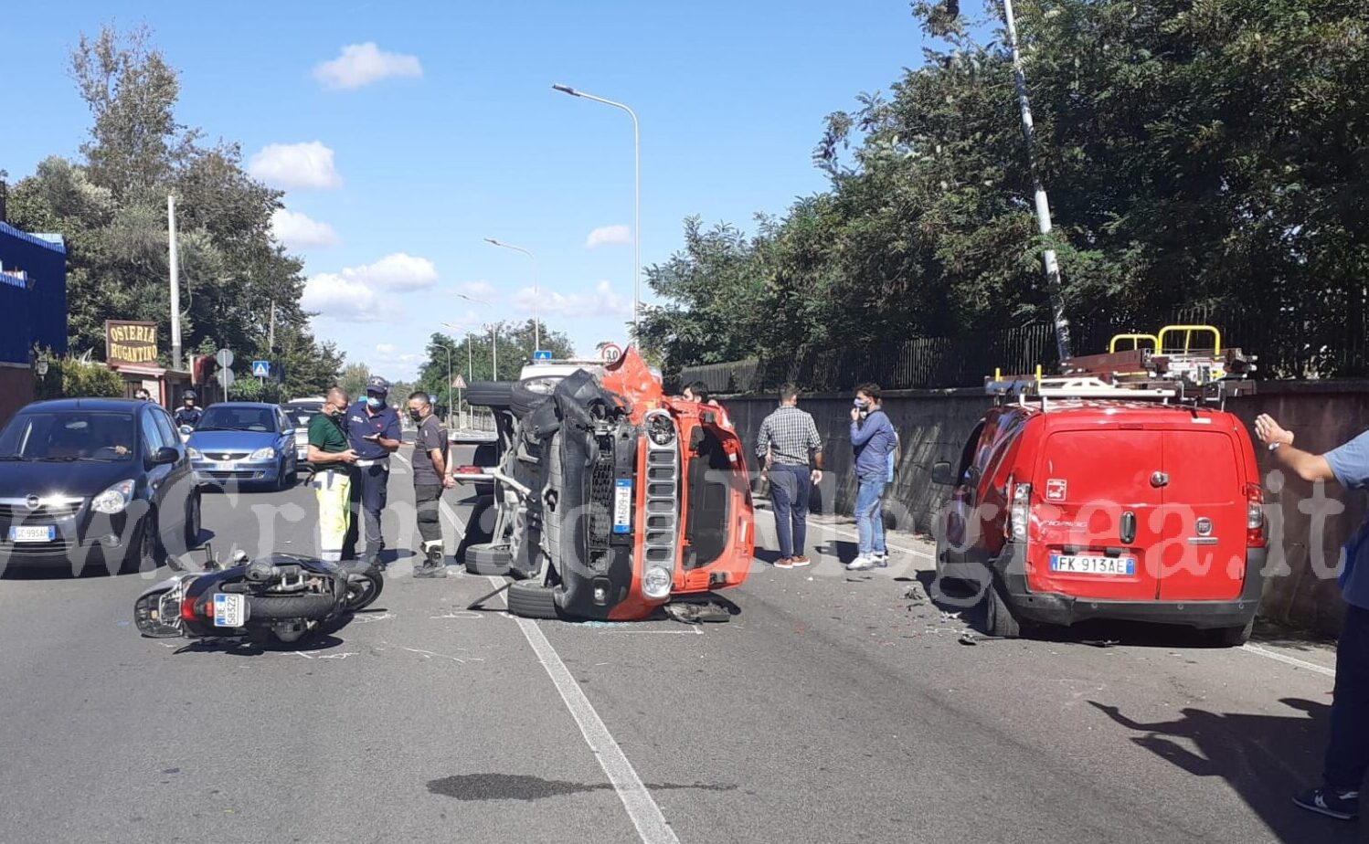 Spaventoso incidente a Pozzuoli, auto si capovolge e furgone Telecom finisce in un palo: diversi i feriti – LE FOTO