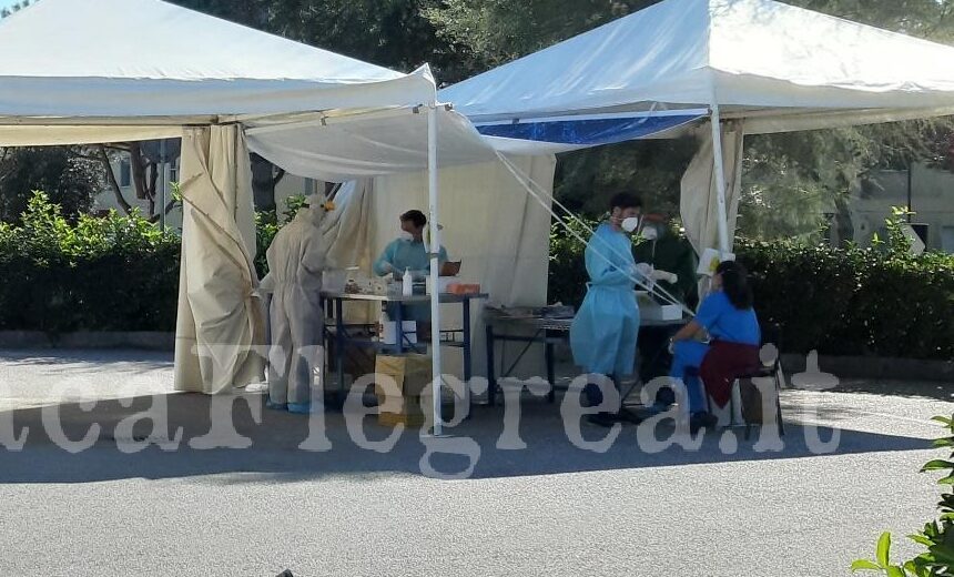 Padiglione Covid di Pozzuoli preso d’assalto: ressa per i tamponi