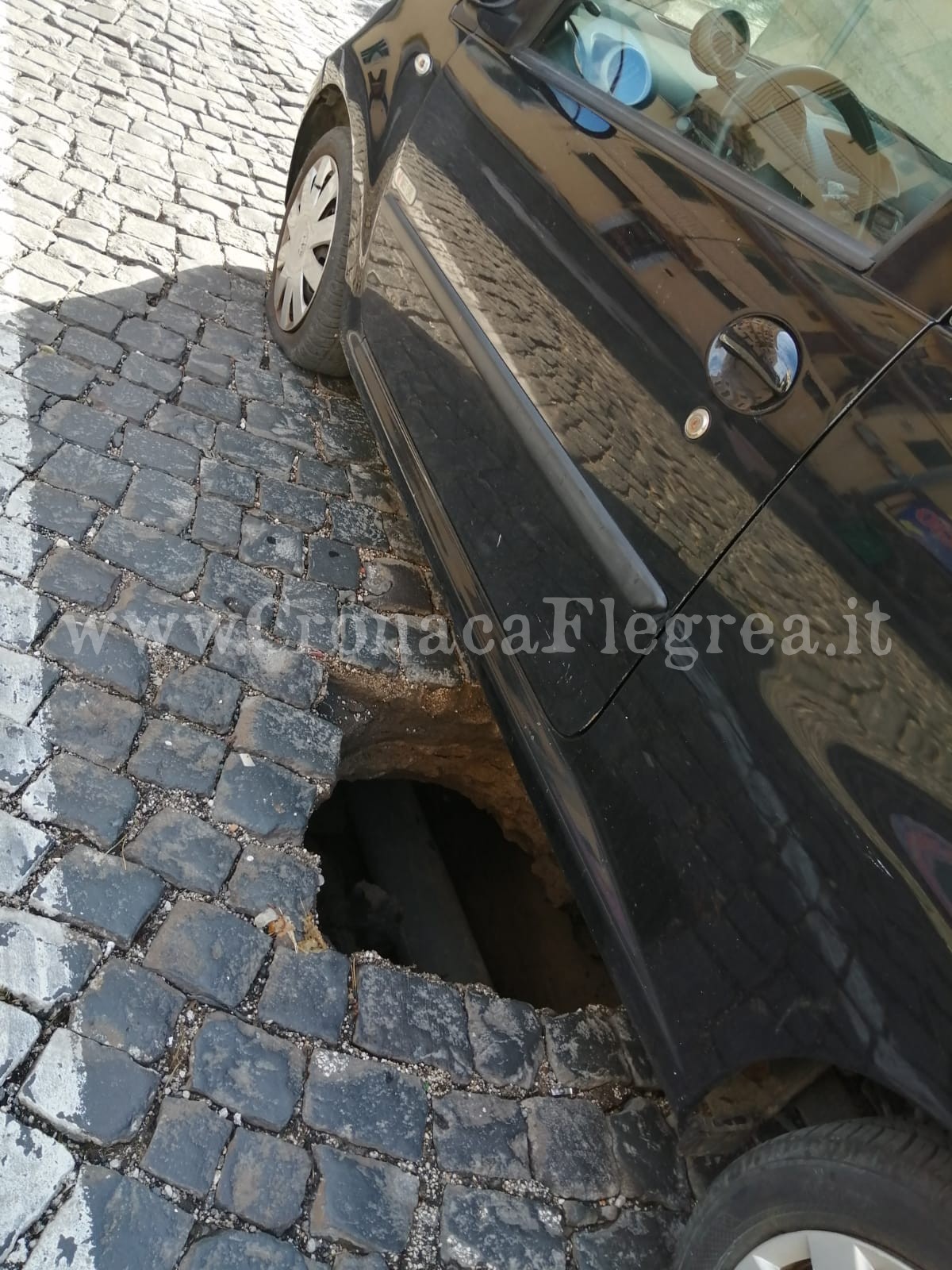 POZZUOLI/ Grossa buca si apre in strada: paura ad Arco Felice – LE FOTO