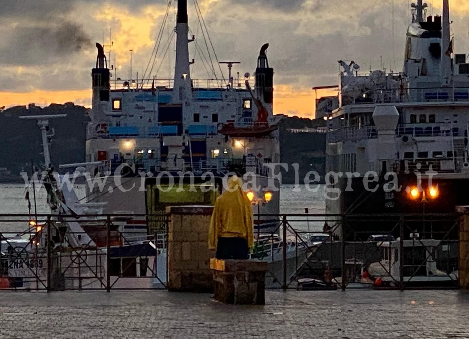 POZZUOLI/ Spunta manichino a ‘Piazza a mare’ «Non chiudete le piazze, aprite i reparti» – LE FOTO