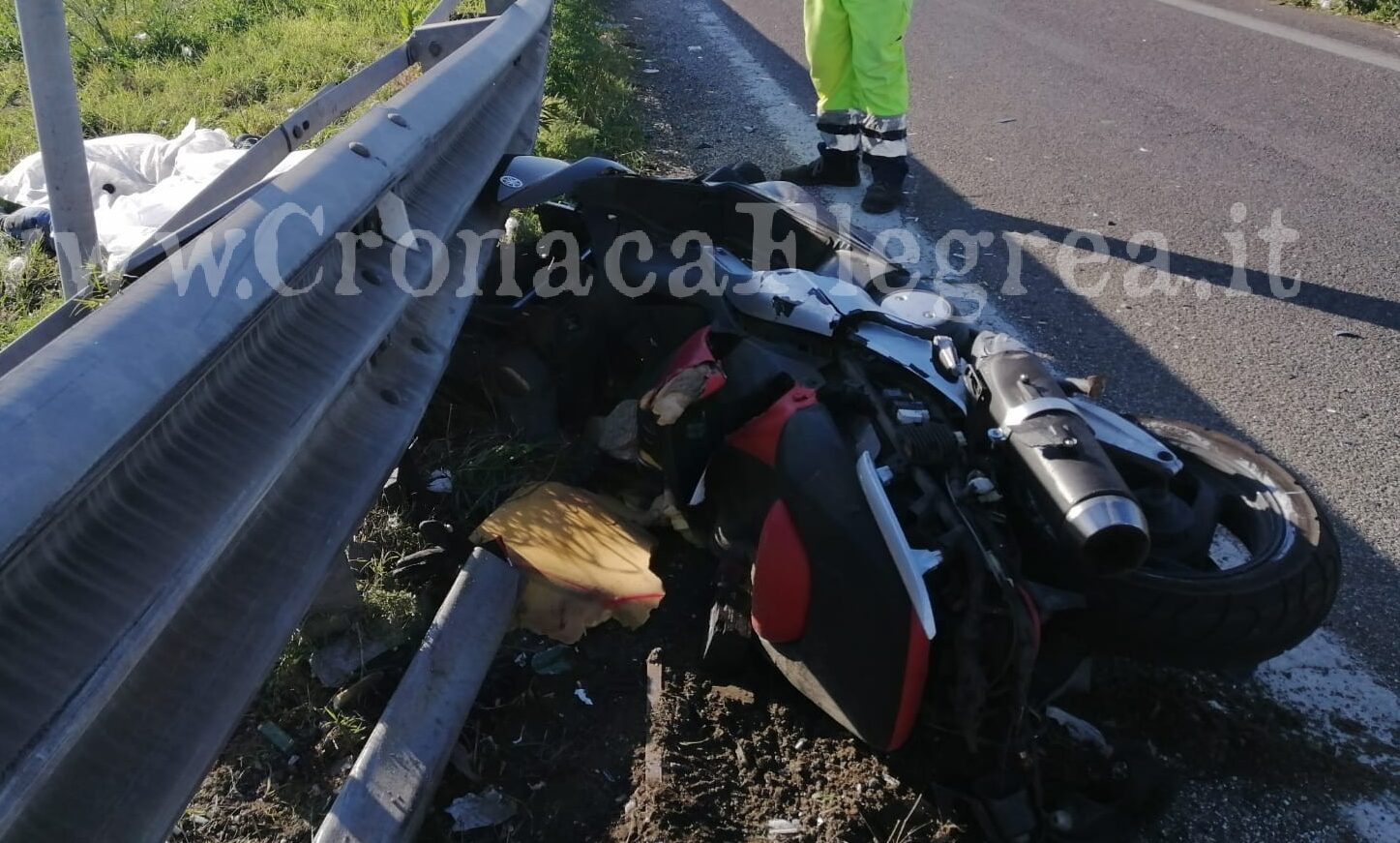 Schianto mortale tra Quarto e Monterusciello, motociclista perde la vita – LE FOTO