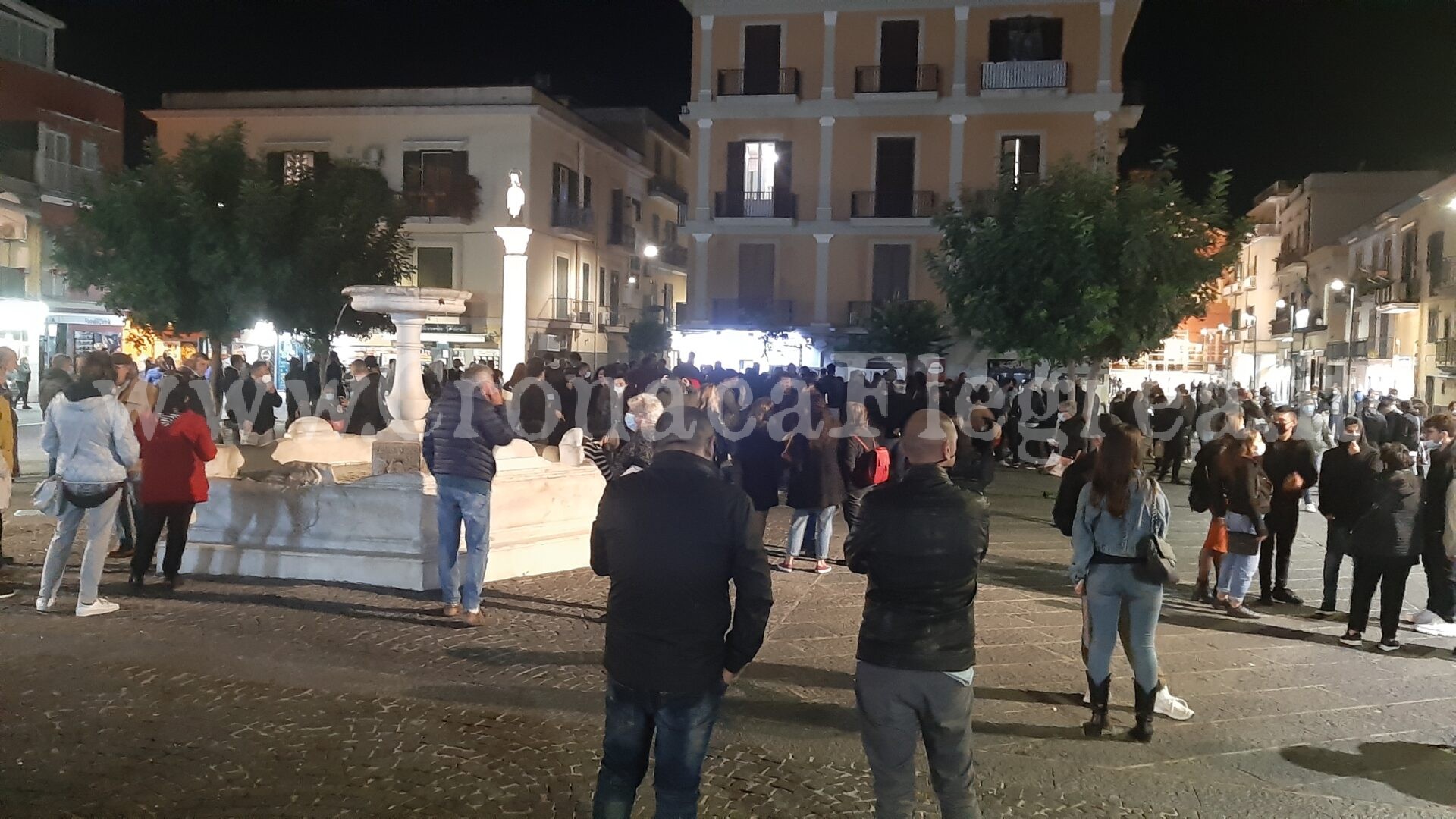 Manifestazione a Pozzuoli, 200 persone in piazza «Stop al coprifuoco e aiuti per tutti»