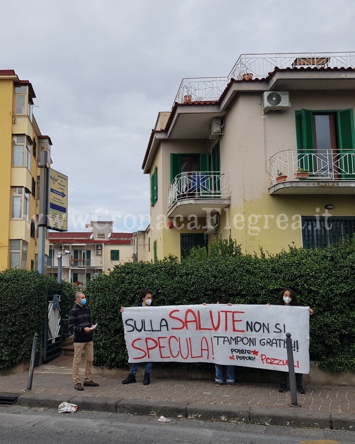 POZZUOLI/ Protesta davanti al centro analisi: «Tamponi gratis»