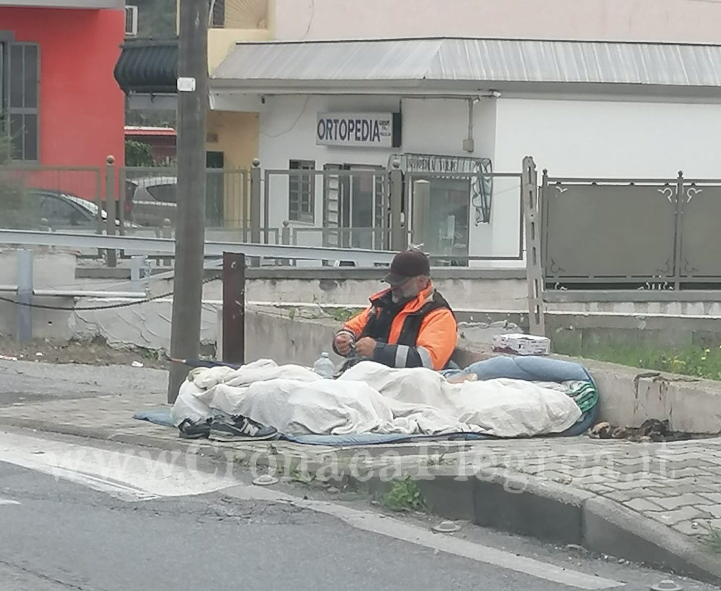 SOS da Pozzuoli «Questa persona vive su un marciapiede. Aiutatela!»
