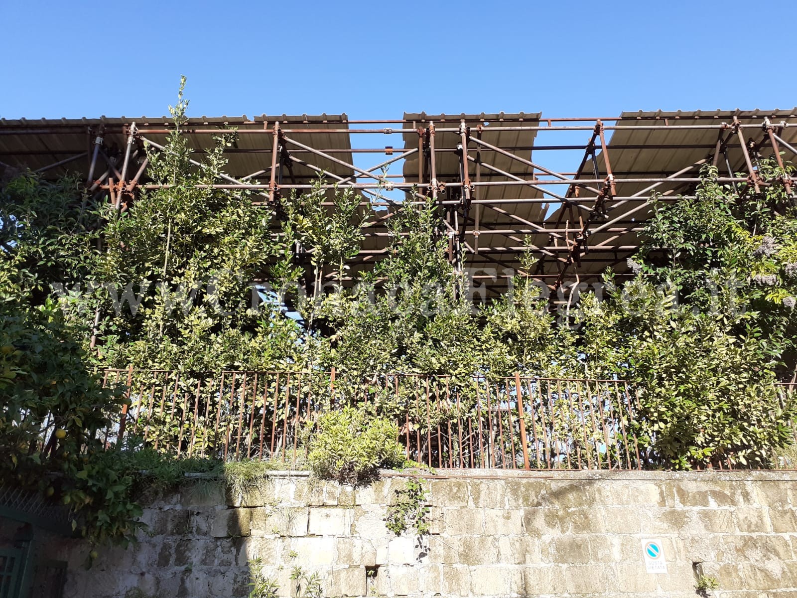 POZZUOLI/ Tettoie volanti e detriti: dalla Necropoli piove di tutto nel Parco Bognar