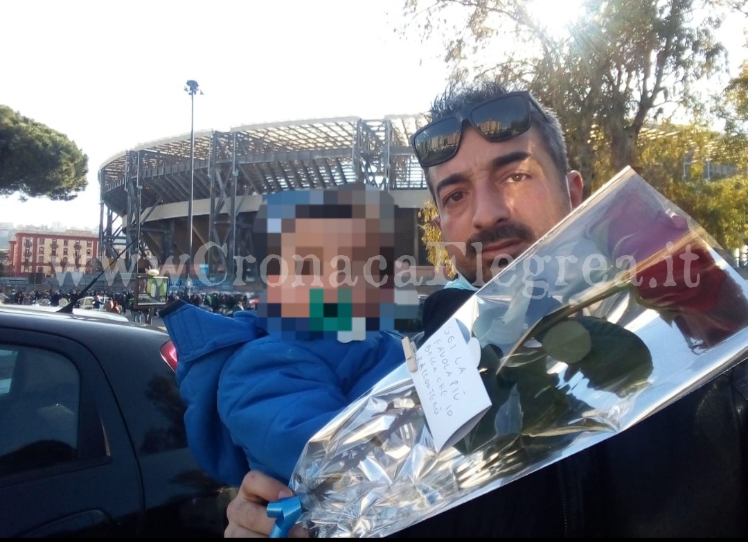 Di padre in figlio: in migliaia allo stadio per l’ultimo saluto a Diego Armando Maradona