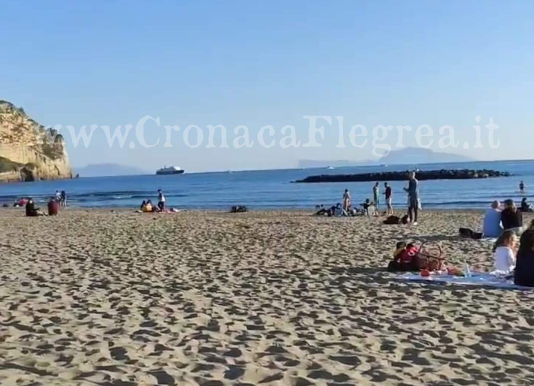 I controlli fanno flop: a Bacoli gente in spiaggia nonostante i divieti