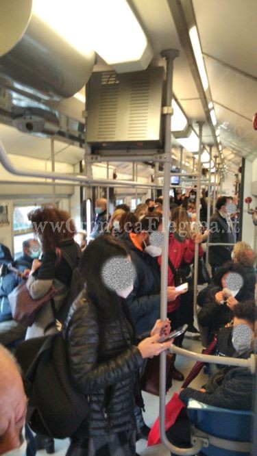 «Da Monterusciello a Montesanto treni affollati e senza controllori» – LE FOTO