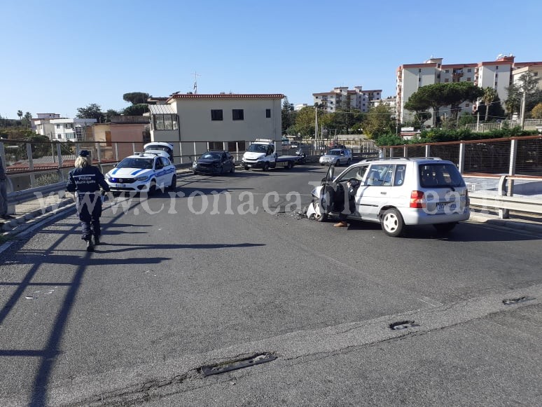 POZZUOLI/ Incidente frontale sul cavalcavia di Monterusciello: anziano in prognosi riservata – LE FOTO