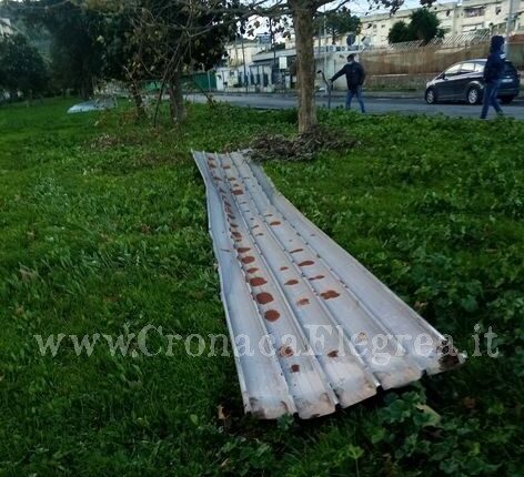 Raffiche di vento, al Rione Toiano di Pozzuoli volano lamiere e parabole – LE FOTO